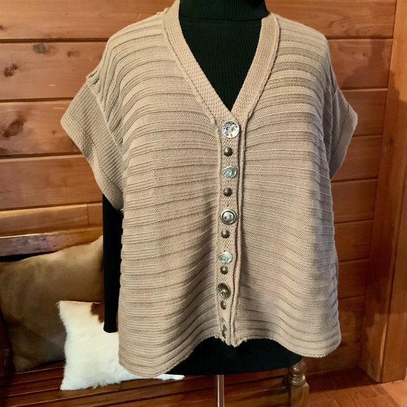 PURE hand knit sweater vest size M/L very unique buttons. Runs like a 1x - Picture 15 of 15
